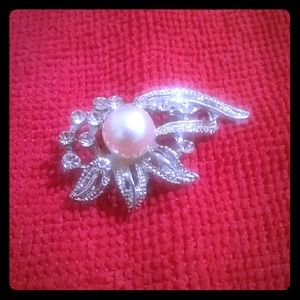 Dainty Pearl brooch